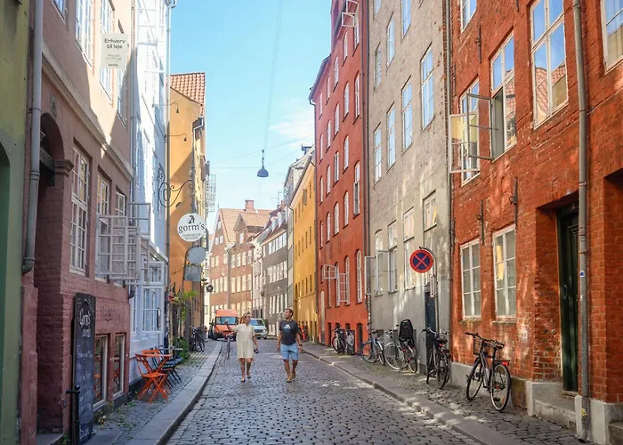 4- Spacious In The Center Of *